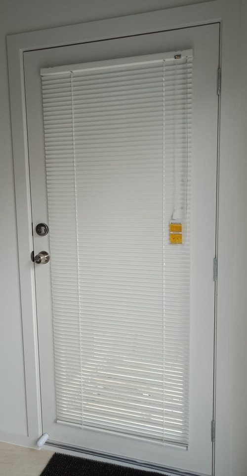 Slimline Venetian Blinds On Door